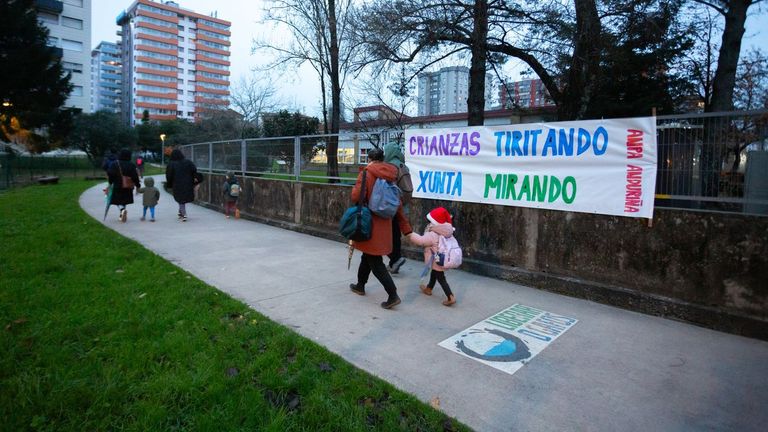 Las familias con hijos en la escuela Crespo Rivas plasman su malestar en pancartas: «Crianzas tiritando, Xunta mirando»