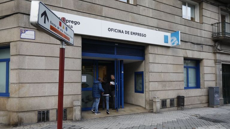 Funcas prevé una nueva reducción del desempleo; en la foto, una oficina de Ourense
