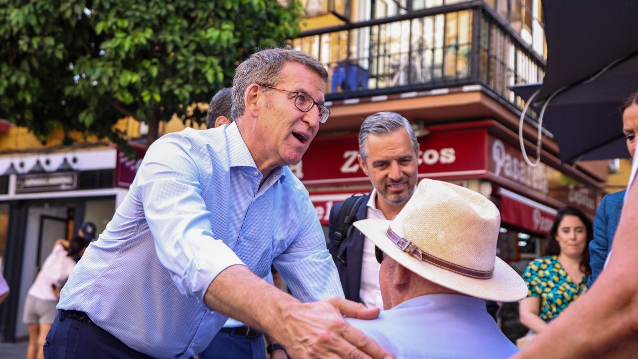 Ana Pontn, Daniel Castro y otros miembros del BNG en la estacin de tren de Lugo