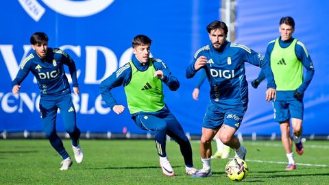 Ilic y Costas disputan un bal�n, con Reina y Fonseca detr�s