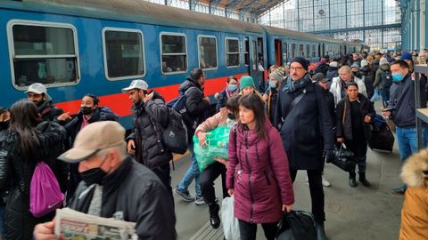 Refugiados que llegan desde Ucrania a la estacin de trenes Nyugati de Budapest