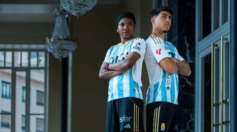 Santi Colombatto y Raissa Mbappe, con la tercera equipación del Real Oviedo