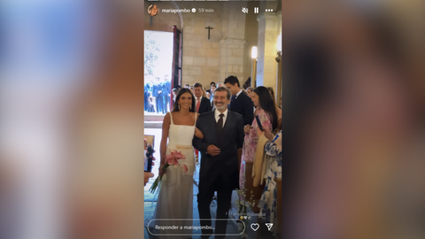 La novia, del brazo de su padre y padrino, entrando en la Basílica de San Martiño de Mondoñedo