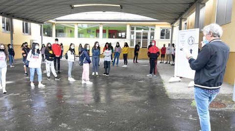 Estudiantes entrando al IES Ramón María Aller de Lalín