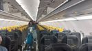 Desembarco de los pasajeros del último vuelo del día de Vueling, el martes en Santiago de Compostela.