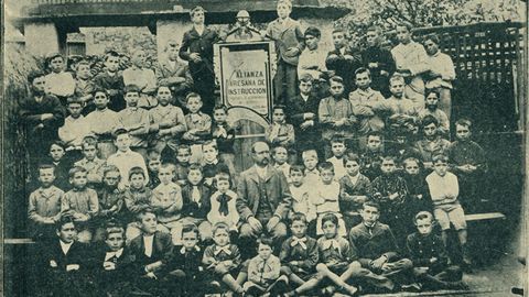 Un grupo de estudiantes y el profesor en la Alianza, en el ao 1905