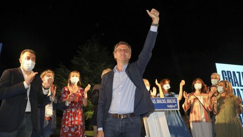 Alberto Núñez Feijoo celebra el resultado de las elecciones autonómicas.