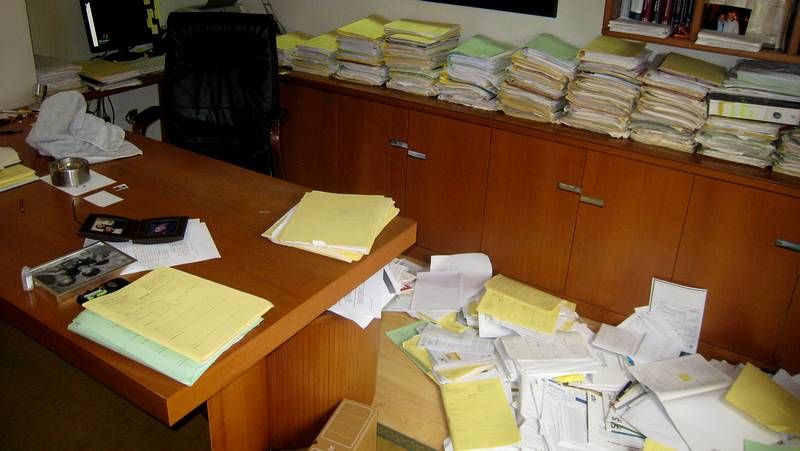 El autor de los disparos rompi� y desarden� varios objetos del despacho