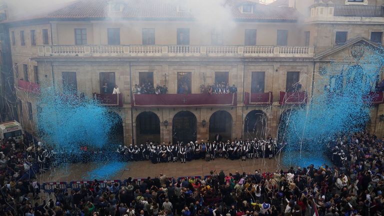 Los capitanes del equipo de la Liga Genuine del Real Oviedo tras lanzar el chupinazo dando comienzo a las Fiestas de San Mateo 2024, este viernes en Oviedo