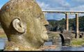 El busto, dentro del embalse