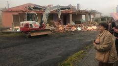 El Concello de Melide derriba dos viviendas de una familia que reclama una solucin habitacional