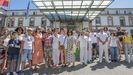 Un grupo de enfermeras, algunas con familiares, este jueves en el Hospital Provincial de Pontevedra