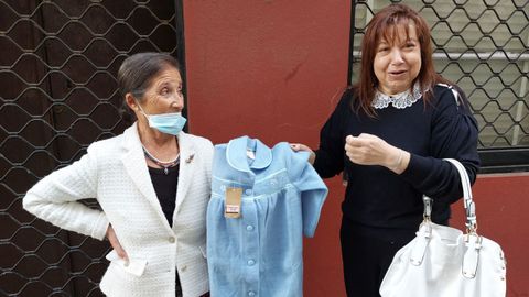 Manoli (derecha), con la bata de GOA que le regaló su madre de niña, comprada en El Rancho, la tienda que regentaba Teresa, hoy cerrada