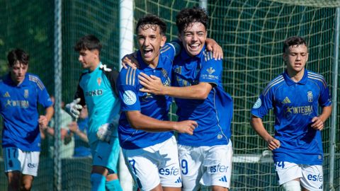 Enzo Cazorla y Diego Ruiz se abrazan, con Sa�l Arias y Diego Cazorla por detr�s