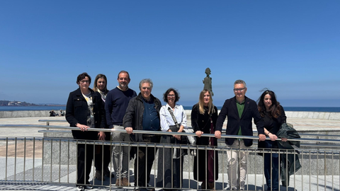El Lorenzo, concejal de Infraestructuras Urbanas y Rurales, Gilberto Villoria (segundo por la dcha), durante la visita a las obras de mejora de de accesibilidad del paseo del Muro de San Lorenzo