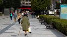 viandantes pasean por el Paseo de los lamos en Oviedo