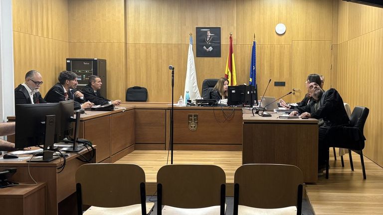 Los acusados del robo violento a un constructor de Lobios buscan un acuerdo para evitar el juicio y una condena que suma 70 años de prisión