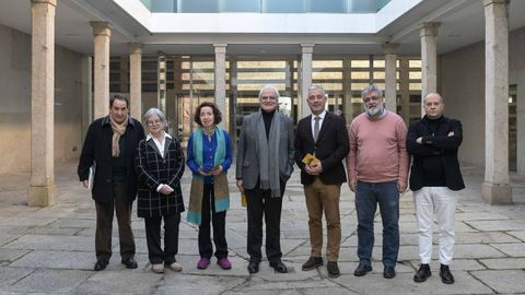 De esqueda a dereita os académicos Xosé Luis Axeitos, Ana Romero Masiá, Marilar Aleixandre, o presidente da RAG, Víctor F. Freixanes; o secretario de Política Linguistica, Valentín García, o escritor Emilio Xosé Ínsua e o deseñador Pepe Barro na primeira xornada dos actos do centenario de Manuel Murguía