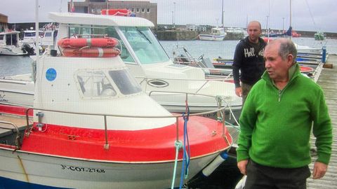 Juan Amador Ageitos, junto a su embarcación en una imagen tomada hace varios años