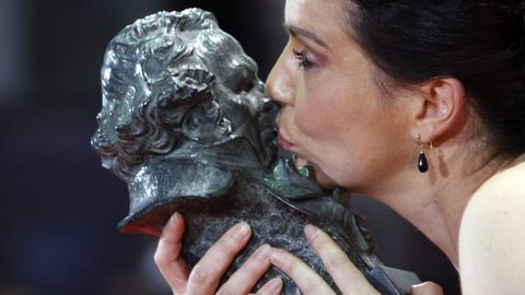 Laia Marull besando el Goya en la gala del 2011