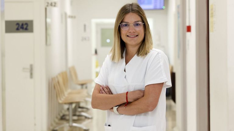 Sara López, alergóloga del CHUS: «En la vía rápida de anafilaxia vemos picaduras cada semana, la mayoría por avispa asiática»