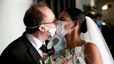 Una pareja de napolitanos celebra su boda con mascarillas para protegerse de un posible contagio de coronavirus