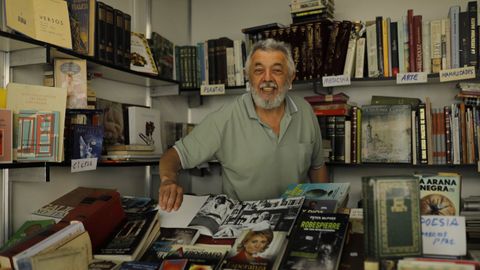 Antonio Pariente en su puesto de la Feria del Libro Antiguo y de Ocasión.