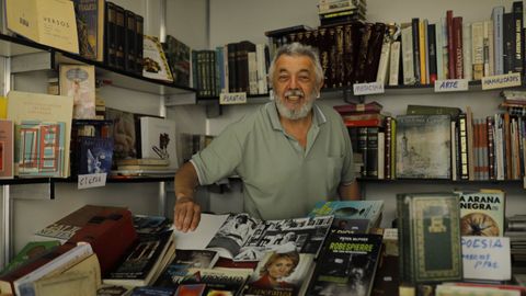 Antonio Pariente en su puesto de la Feria del Libro Antiguo y de Ocasin.