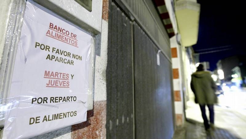 Celebraci�n en O Rosal tras repartir el Gordo.El mercado tradicional fue presentado por los comerciantes de la plaza y los concejales