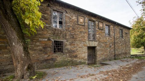 La casa rectoral situada junto a la iglesia de Santa María fue hasta el siglo XIX un priorato del monasterio de Samos