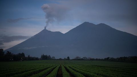 Columna de humo y ceniza en el volcán Fuego de Guatemala