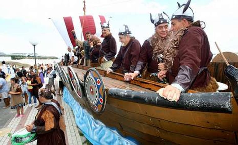 Una de las lanchas vikingas, situada sobre el espigón de A Rapadoira, preparada para participar en la batalla.
