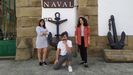 De izquierda a derecha, Laura Jiménez, Sergio Landrove y Sofía Oriana Infante, a la entrada del museo naval de Ferrol