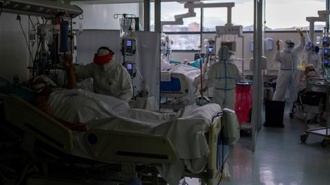 Sanitarios atienden pacientes con coronavirus en la rea, unidad de reanimación del Complejo Hospitalario Universitario de Ourense (CHUO)
