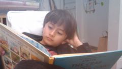 Un neno lendo un libro de Tintn