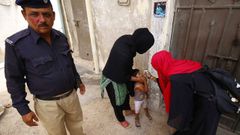 Los sanitarios que llevan a cabo la campaa de inmunizacin de los nios contra la polio en el norte de Pakistn, trabajan protegidos por policas ante la reaccin violenta de padres que se niegan a vacunar a sus hijos e incluso llegaron a asesinar a dos agentes en junio.