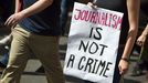 «El periodismo no es un crimen», dice la pancarta de uno de los manifestantes de las protestas a favor de la libertad de prensa en Berlín después de que se investigase a dos escritores del blog «Netzpolitik»