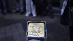 El Stolpersteine en homenaje a González del Valle, colocado en la calle Padre Feijoo