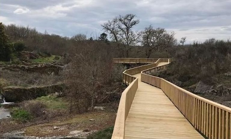 Pasarela del paseo fluvial del río Formigueiro en Amoeiro