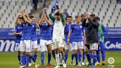 Los jugadores del Oviedo aplauden a la aficin del Tartiere