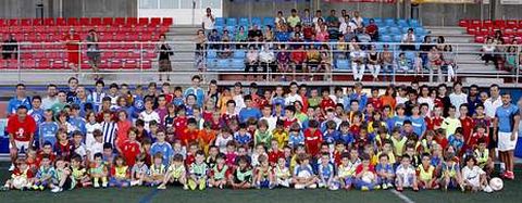 Un total de 184 nios, de los 280 inscritos, acudieron a los campos del complejo deportivo de As Eiroas, en Carballo, para participar en la primera sesin de la temporada. 