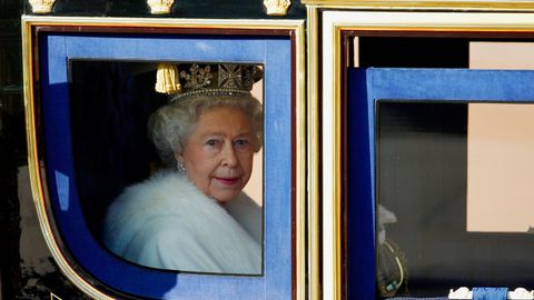 La reina Isabel II de Inglaterra se dirige a la tradicional apertura del Parlamento en Londres, en noviembre del 2007.