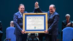 Canteli entrega la Medalla de Oro de la ciudad a la Fundación Ópera de Oviedo