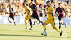 Ernesto conduce un bal�n en el Alcorc�n-Extremadura