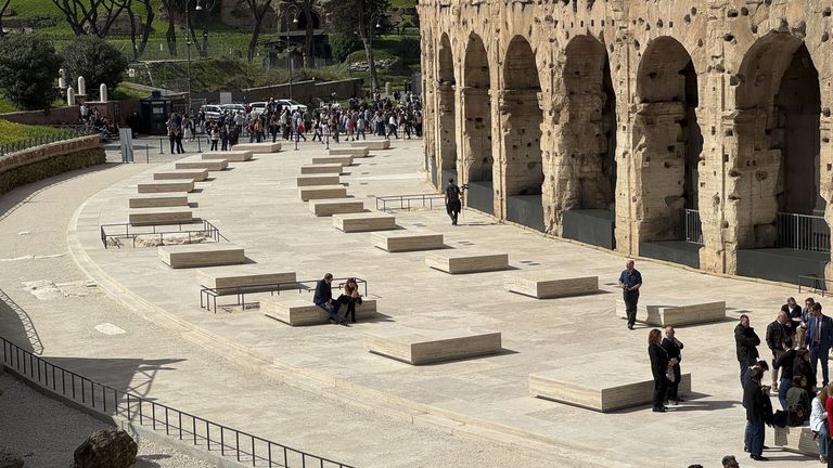 El Coliseo de Roma completa su perímetro original con un discutido paseo de mármol