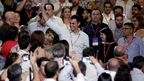 Pedro Snchez es aclamado a su llegada al Congreso