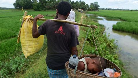 Refugiados rohingya, caminan entre Bangladesh y Myanmar, en tierra de nadie