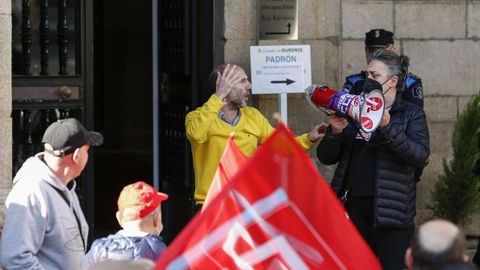 El alcalde de Ourense, Gonzalo Pérez Jácome, empujó a una sindicalista que protestaba en la huelga del bus urbano