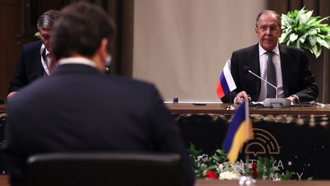 Lavrov, de frente, y Kuleba, de espaldas, en un momento de la negociacin entre Ucrania y Rusia