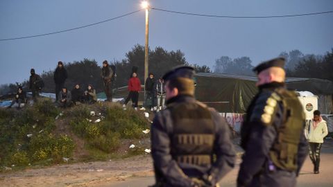 Evacuacin organizada del campo de inmigrantes de Calais, el mayor de Francia
